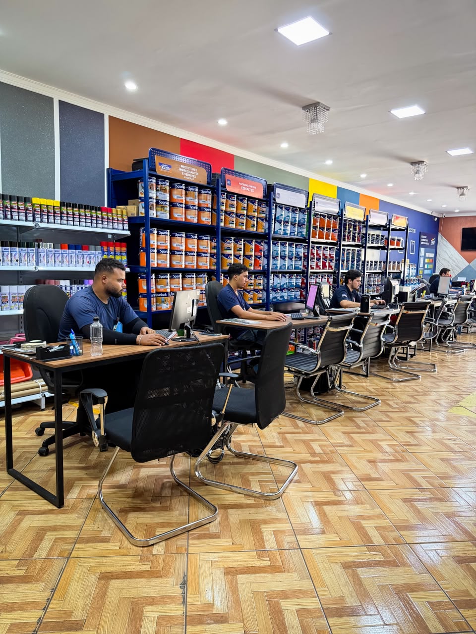 Equipe de atendimento no showroom da Glamour Tintas